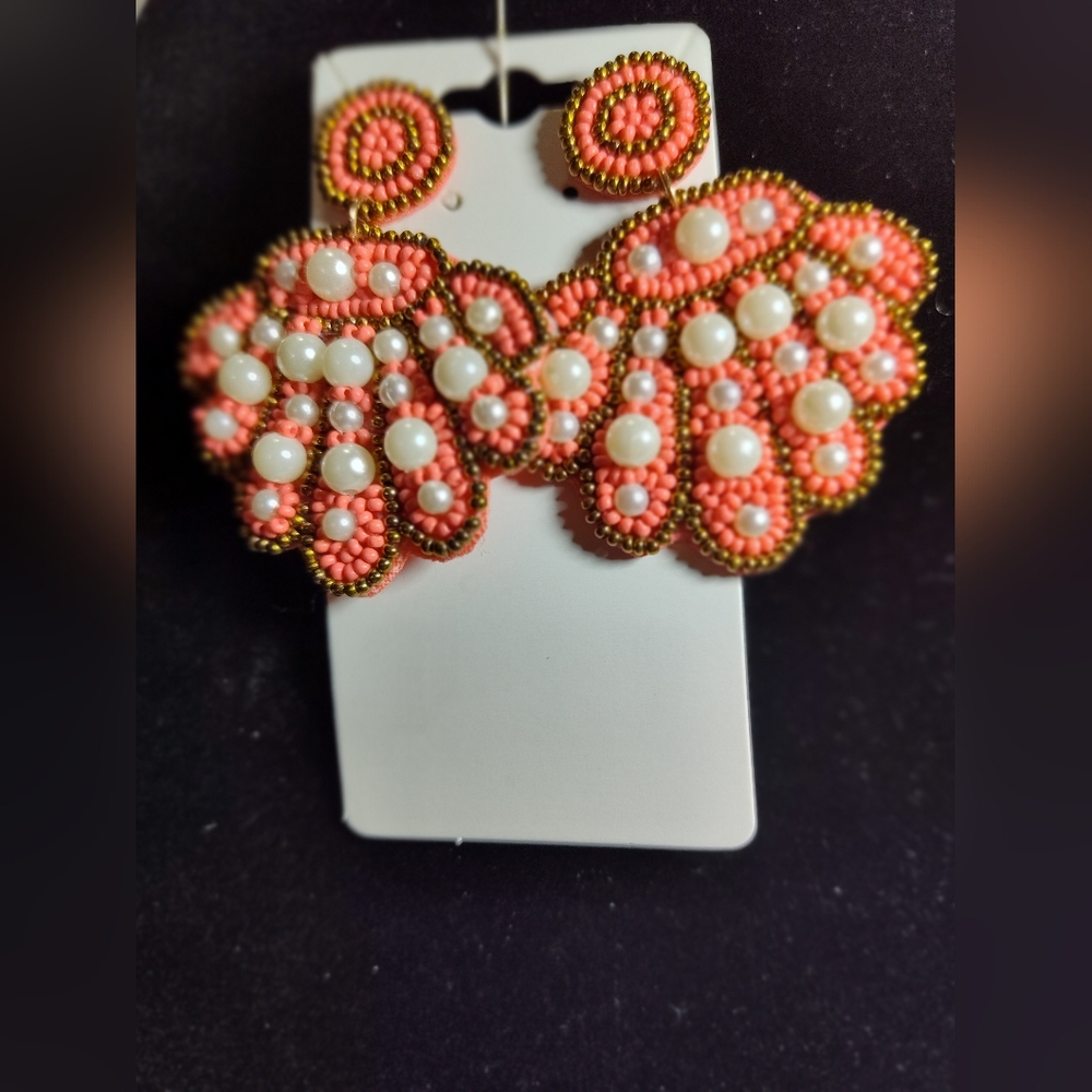 Elegant Fan Shape Of Peach Pearl and Gold Beaded Earrings NWOT